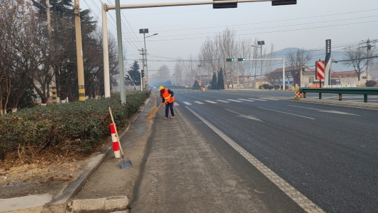 赢博体育官网入口赢博体育app济南市莱芜区口镇街道：道路保洁精细化 城市颜值再提升(图1)