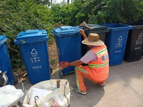 做好城市赢博体育保洁工作 提升城区环境卫生质量(图1)