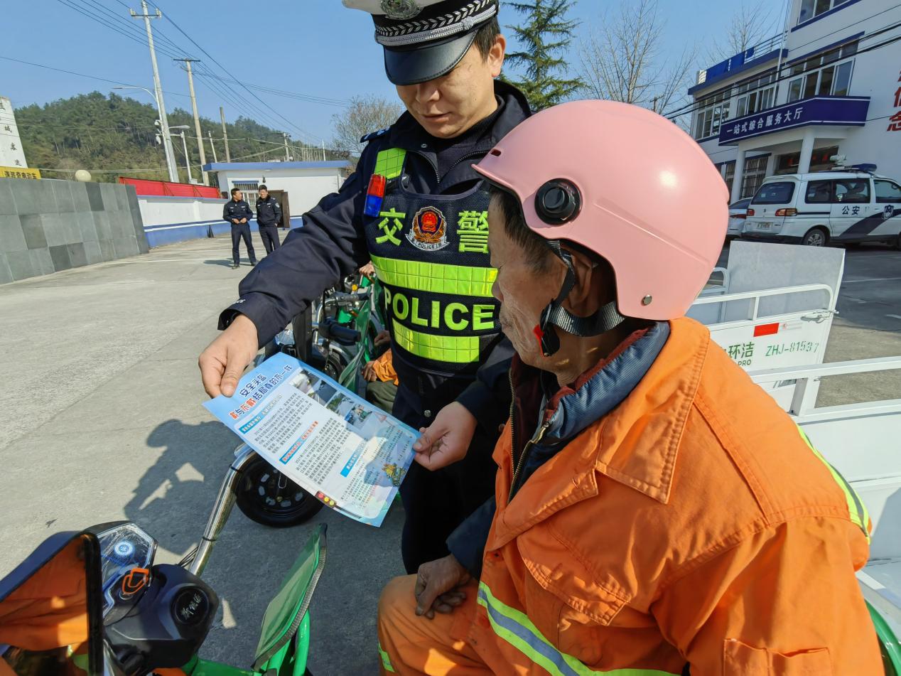 赢博体育官网入口休宁县：反诈新模式保洁员“解锁”新身份(图2)