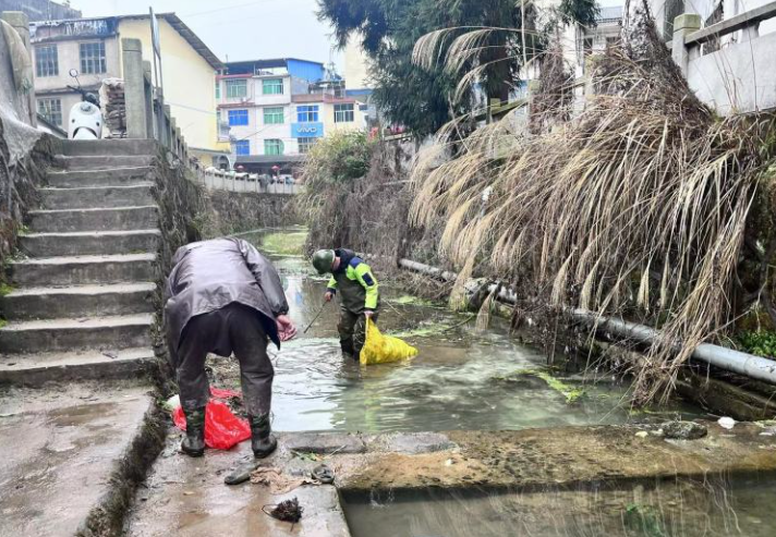 冬赢博体育官网入口季河道保洁不“松劲”无惧风雪护清流(图3)