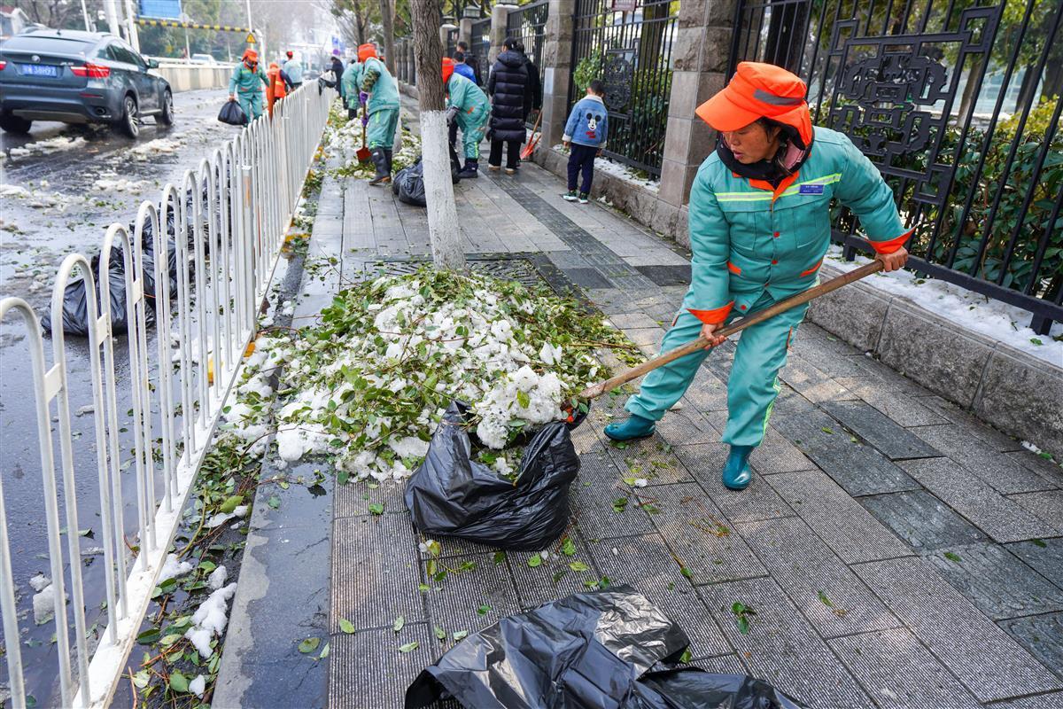 赢博体育app：克服疲劳再奋战8小时20名保洁员擦亮省博周边窗口路面(图2)