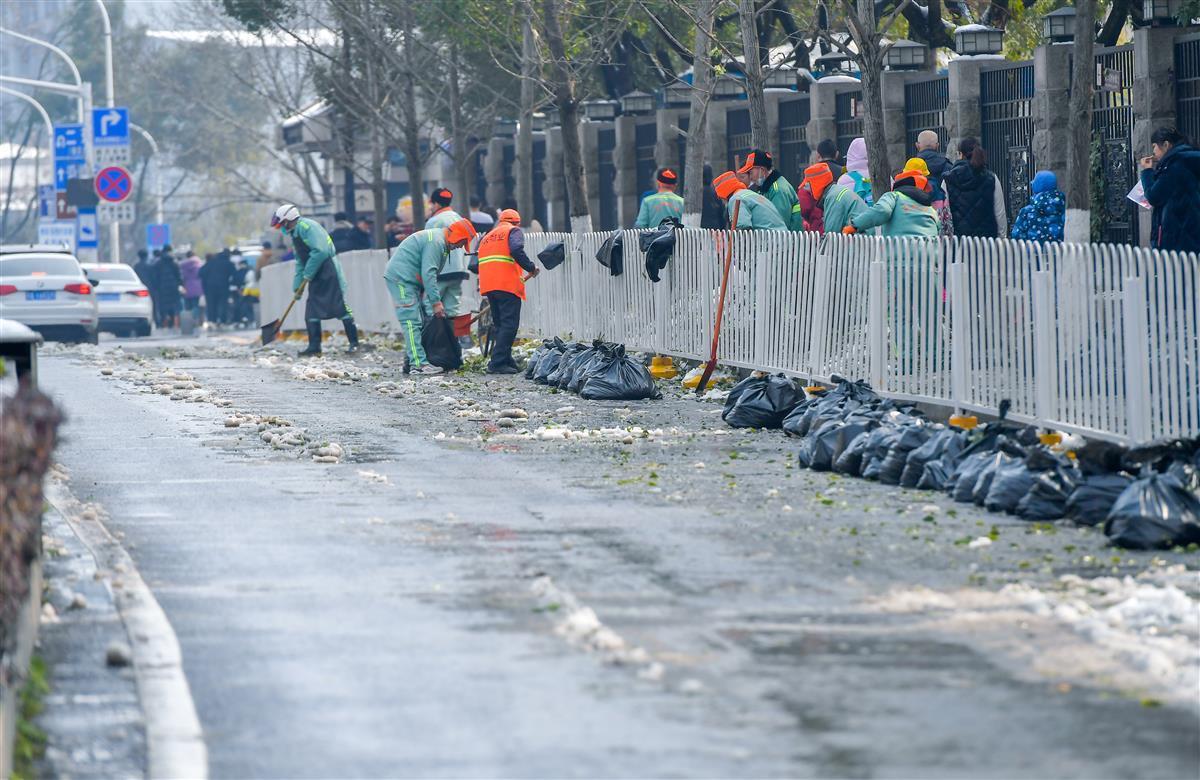 赢博体育app：克服疲劳再奋战8小时20名保洁员擦亮省博周边窗口路面(图1)