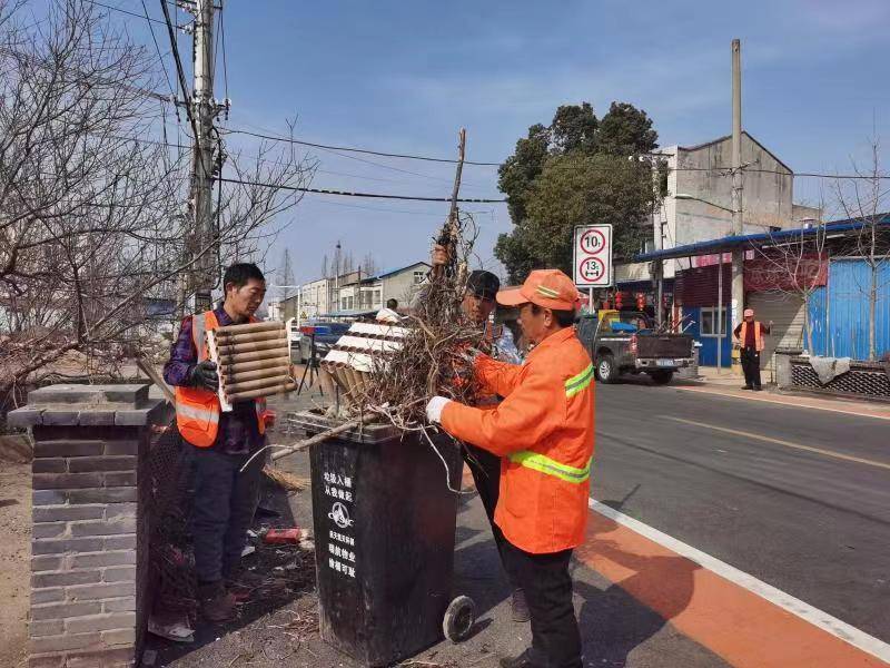 赢博体育app：春节我在岗：云梦养护工人坚守岗位 公路保洁不停歇(图1)