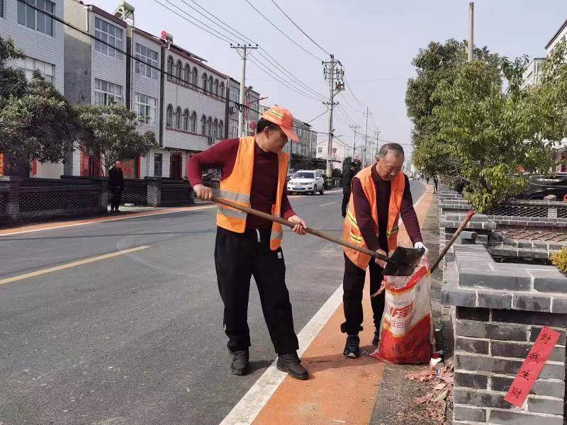 赢博体育app：春节我在岗：云梦养护工人坚守岗位 公路保洁不停歇(图2)